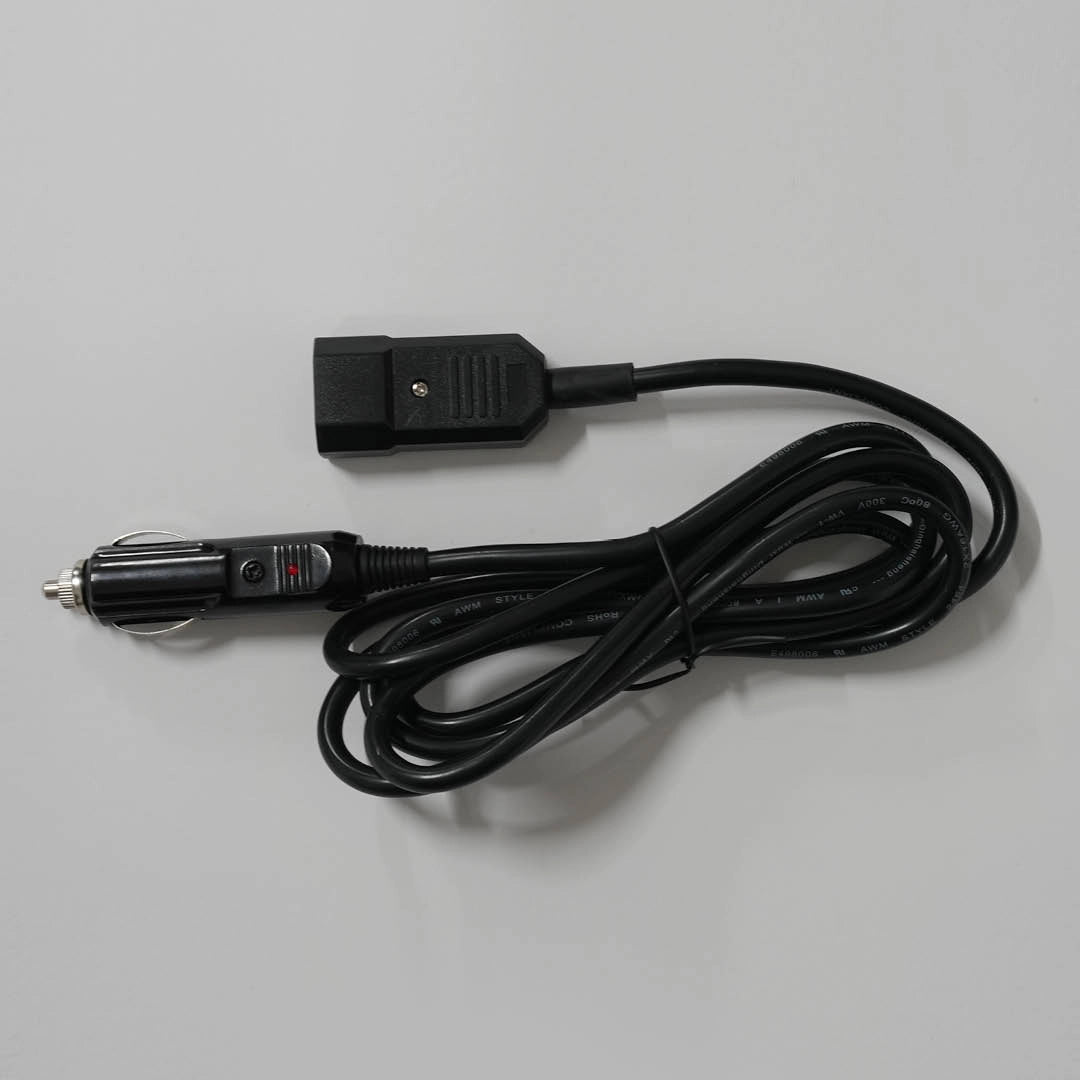 12V-Stromkabel im Auto angeschlossen an mobile Heatbox mit integrierter Wärmeplatte