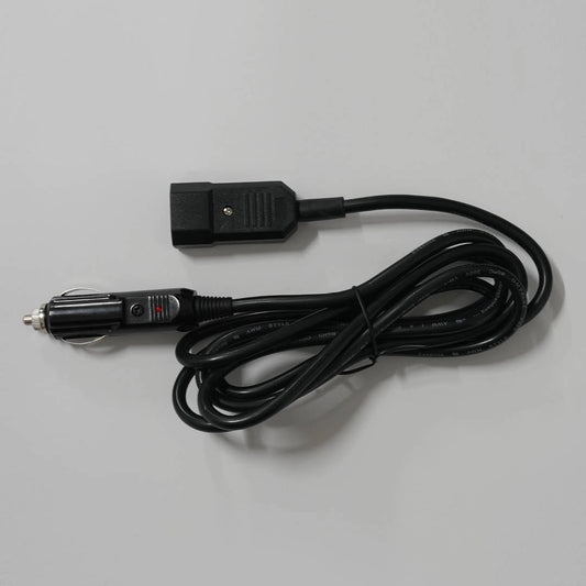 12V-Stromkabel im Auto angeschlossen an mobile Heatbox mit integrierter Wärmeplatte