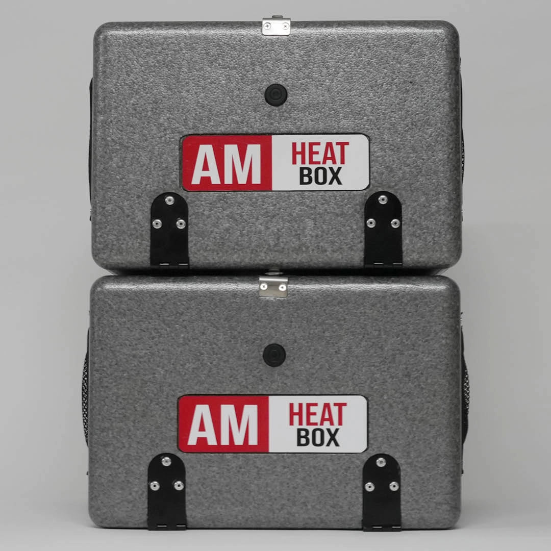 Graue AM Heatbox – stapelbare Isolierbox für Transportzwecke auf weißem Hintergrund