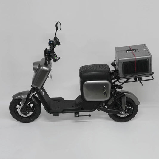 Elektroroller mit grauer Transportbox für den Lieferdienst
