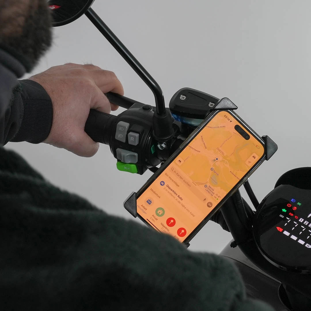 Smartphone-Halterung am Lenkerarm eines Rollers – praktische Lösung für Lieferdienste