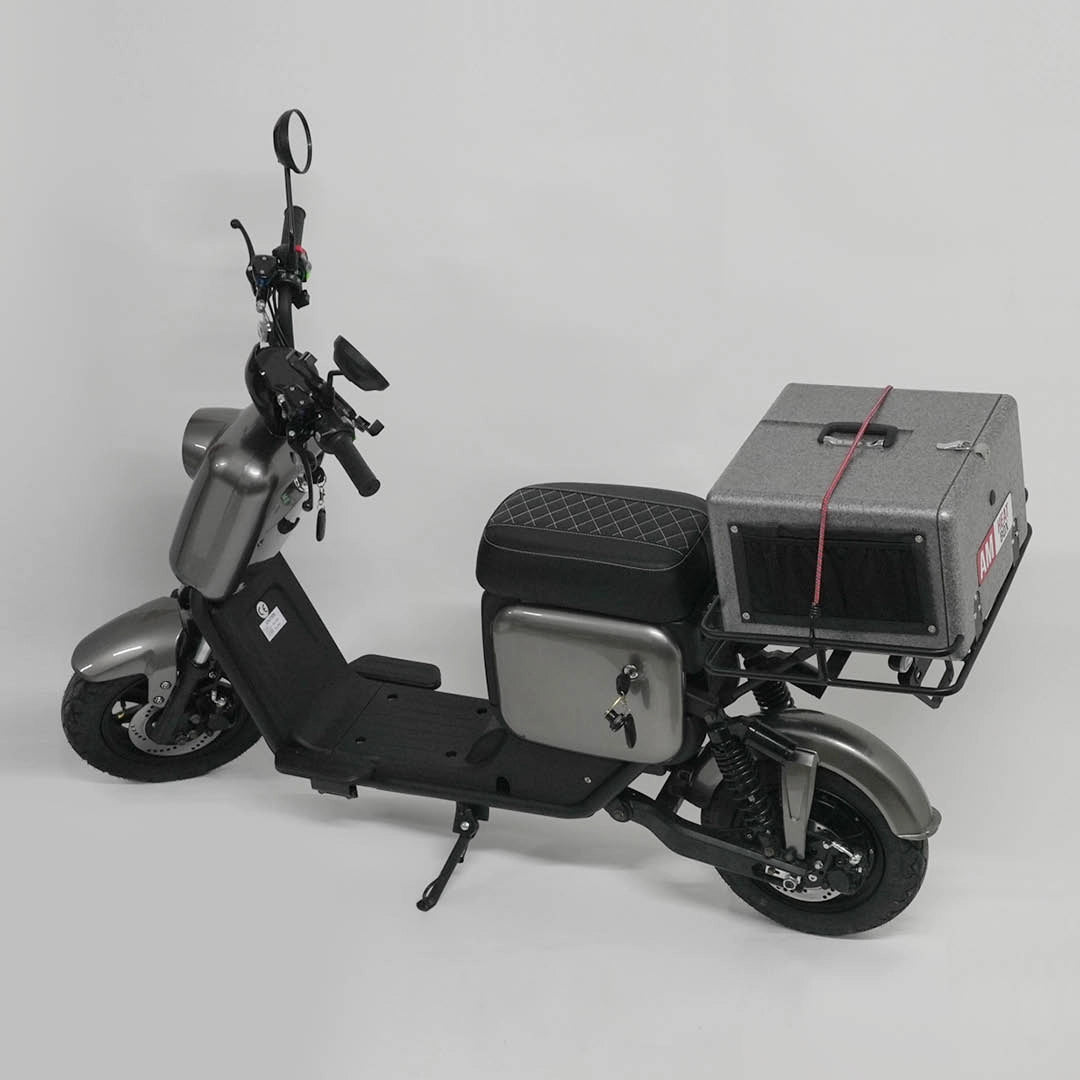 Motorrad eines Kuriers mit abgestellter Heat Box auf dem Seitenständer