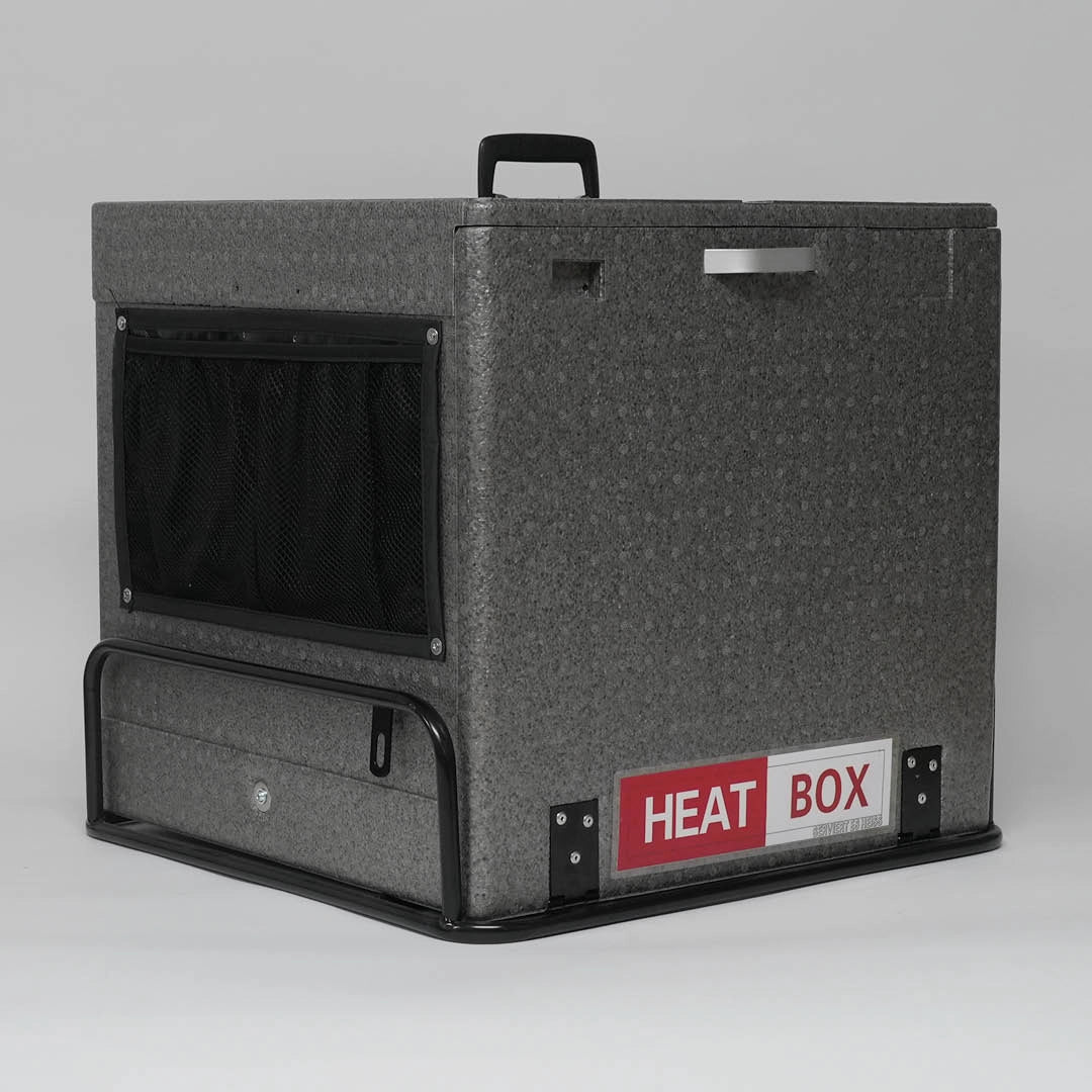 Heat Box Family seitlich am Fahrzeug befestigt – sichere Transportlösung für Lieferdienste