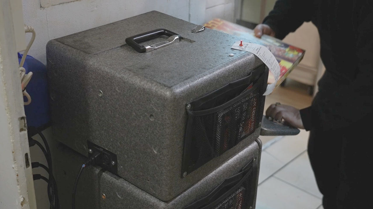 Video laden: Wärmebox für Essen im Einsatz beim Kurier – ideal für Takeaway und Pizza-Lieferungen